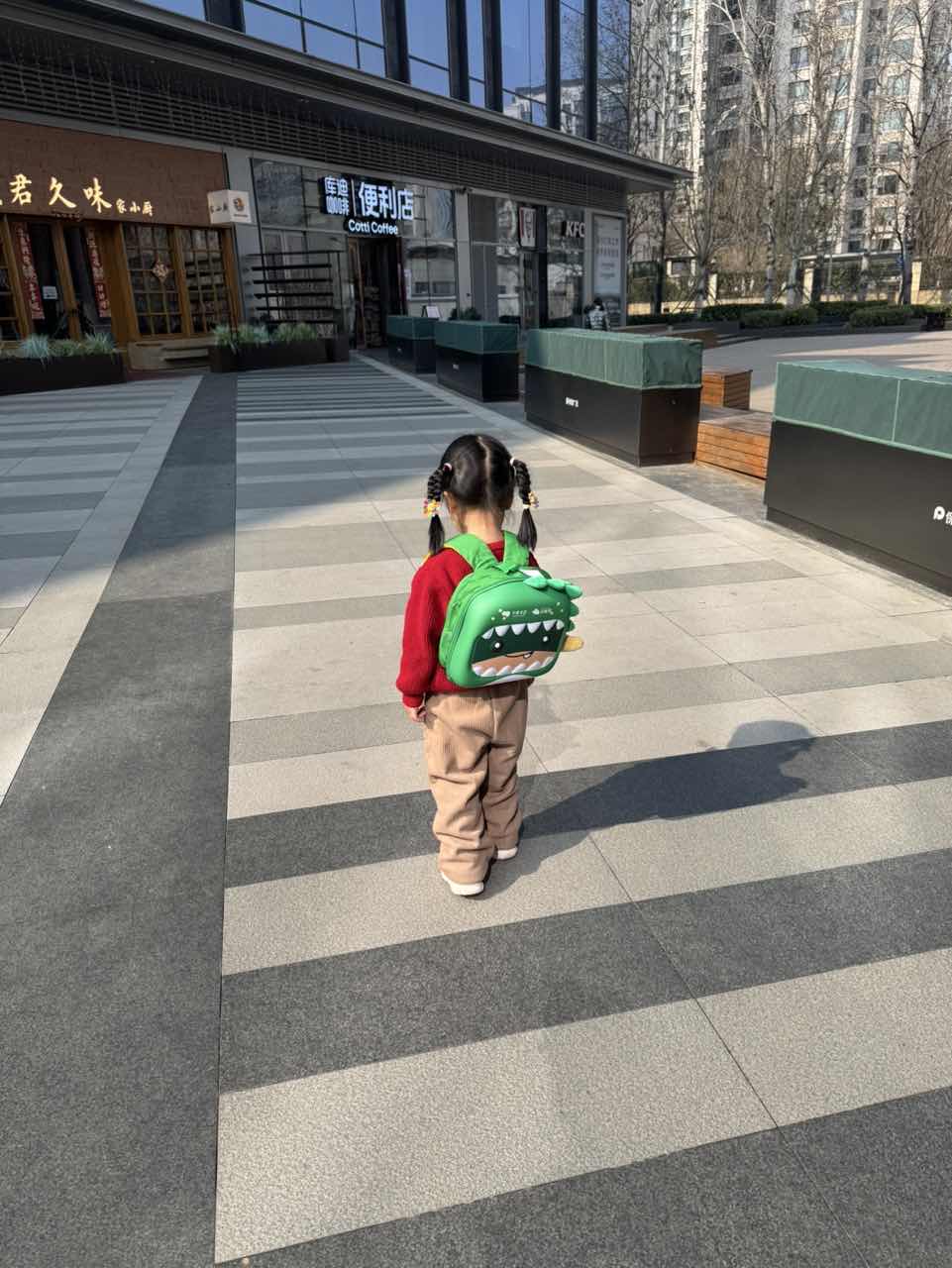 广场散步
